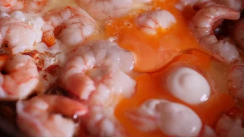 Shrimps in the pan fried with eggs Video stock 75011664