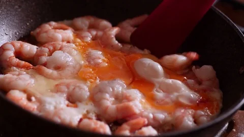 Shrimps in the pan fried with eggs Stock Footage 75011700