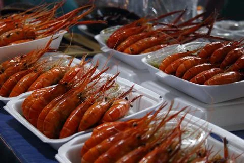 Shrimps roasted in box. Foto stock