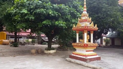 Shrine, Buddha statue, monk with chickens, Pha That Luang, Vientiane, Laos Vídeos de archivo 75005178