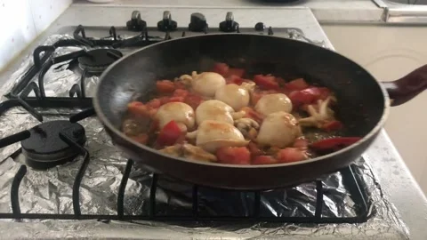 Shuffle The Pan With Cuttlefishes Video stock 130916213