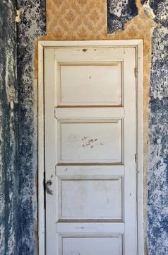 Shut door in abandoned house Stock-Fotos