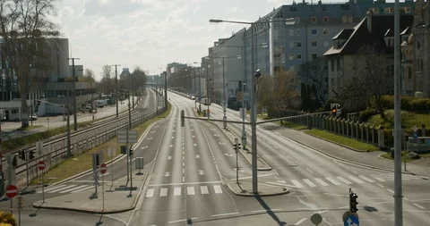 Shutdown Vienna, Austria - Tracking shot over a multi-lane road, left to right Vídeo Stock 128692056