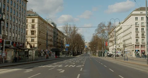 Shutdown Vienna, Austria - tracking shot of deserted Ringstraße, boulevard Vídeo Stock 128697689