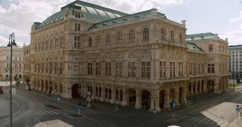 Shutdown in Vienna, Austria - tracking shot of deserted State opera Vienna Vídeo Stock 128698548