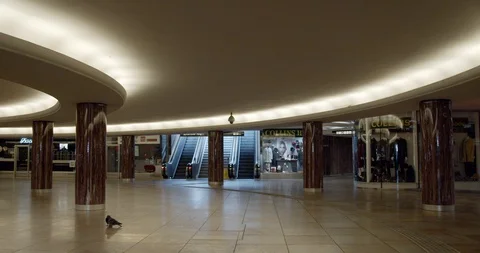 Shutdown Vienna - tracking shot in the abandoned subway station at Karlsplatz Vídeo Stock 128696964