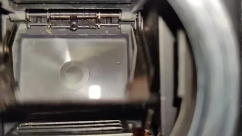 Shutter in an old camera closes and opens again 스톡 동영상 202225868