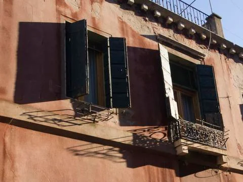 Shuttered Windows in Sunlight Foto stock