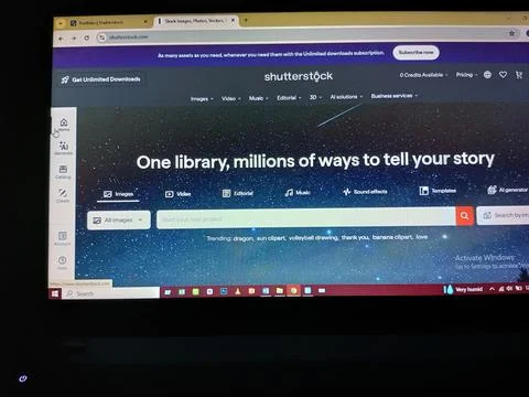 Shutterstock website old interface opened on computer Fotos de archivo