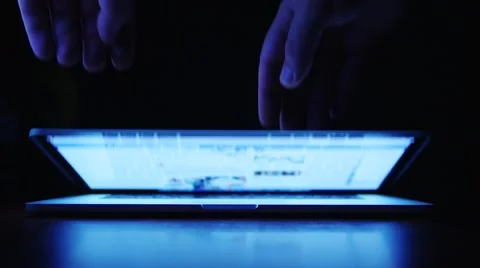 Shutting down the laptop. Men hands close notebook Vidéo 49329318