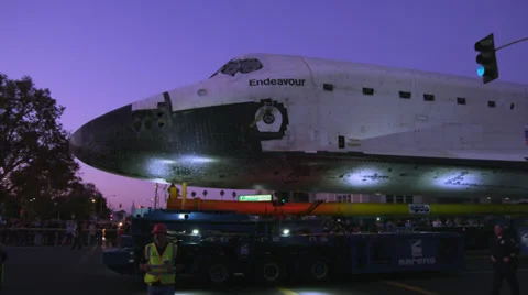 Shuttle Endeavor crosses through intersection on Los Angeles streets 4K Video stock 39556718