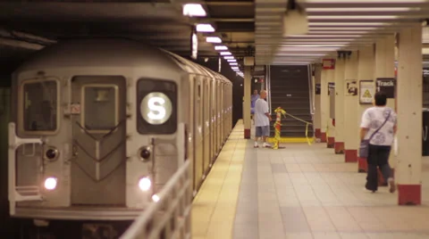 Shuttle pulls in at grand central station nyc, daily commute Stock Footage 33834467
