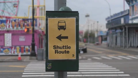 Shuttle route sign for free shuttle bus in Brooklyn New York Vídeos de archivo 335414330