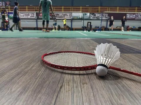 Shuttlecocks and rackets are placed on the floor Foto stock