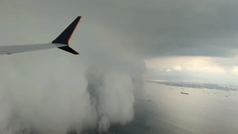 SIA plane wing tip right flying into rain clouds 库存影片 224815250