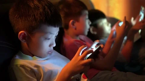 Sibling play mobile game Vídeos de archivo 227514865