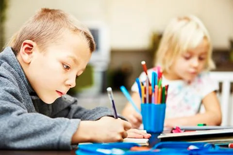 Siblings are doing his homework for elementary school. Stock-Fotos