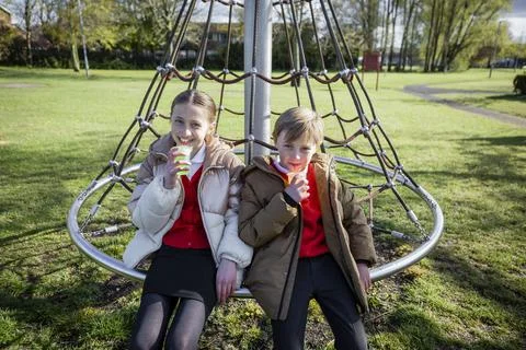 Siblings Drinking Juice Stockfoto's