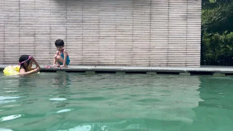 Siblings at pool 스톡 동영상 175683253