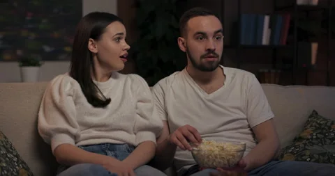 Siblings watching suspenseful show with plot twists unexpected developments Vídeos de archivo 277578593