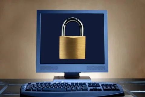 Sicherer Computer Padlock on the screen as a symbol of a secure computer. ... Stock-Fotos