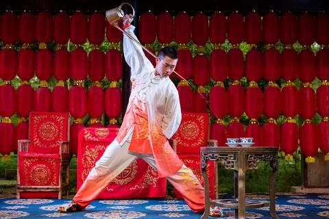 Sichuan opera tea serving performer in a Chinese teahouse Foto stock