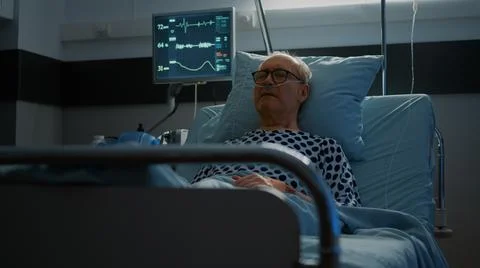 Sick elderly man with health problems staying in hospital 스톡 사진