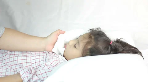 Sick girl lying on bed Vidéo 35636312