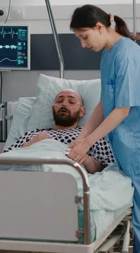 Sick man sitting in bed with oxygen tube explaining disease symptom Foto stock