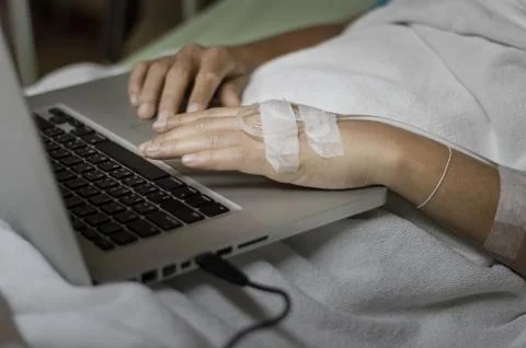 Sick people are using the notebook. Foto stock