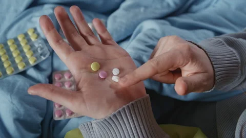 Sick person counting different pills in hand Vidéo 332889061