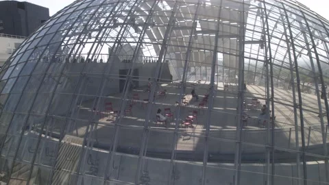 Side aerial view of the Sphere Building of the Academy Museum in LA 스톡 동영상 196027577