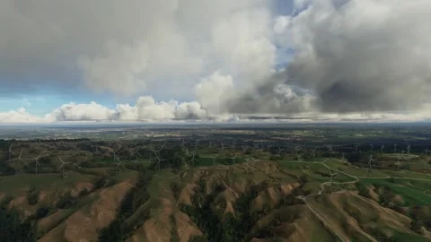 Side aerial view of the Tararua Wind Farm on the North Island in New Zealand 库存影片 250765924