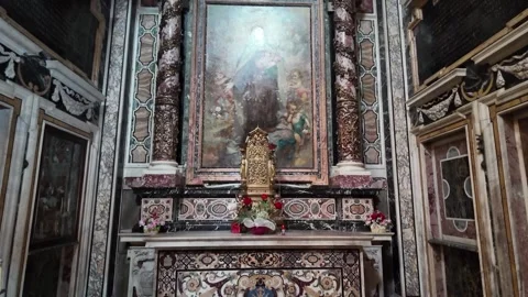 The side altars of Santa Maria della Vittoria in Rome 스톡 동영상 320400184