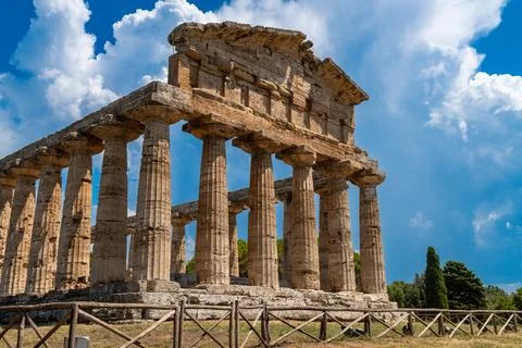 Side angle of ancient Doric temple with columns Stockfoto's