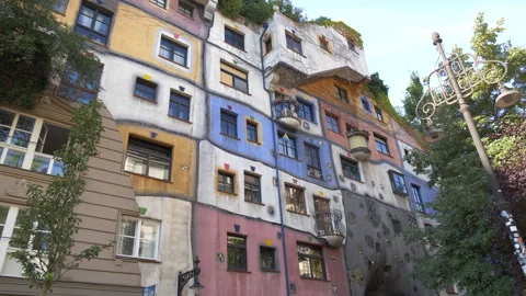 Side angle of the artistic facade of the Hundertwasser House in Vienna, Austria 스톡 동영상 285103300