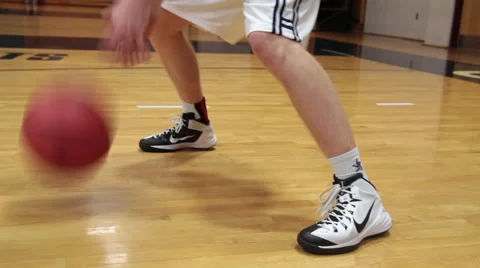 Side Angle of Basketball Player Dribbling Vidéo 43222252