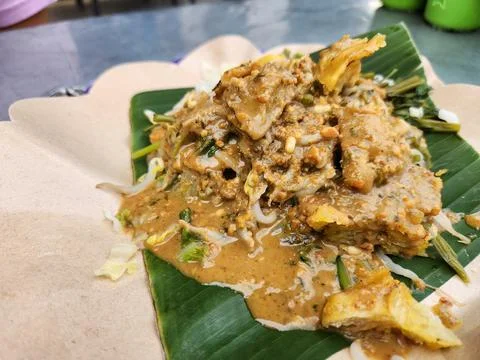 Side angle pecel garnish presentation. Stock Photos