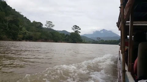 Side angle shot of boat in motion on the way to Muang Ngoi, hills, mist, river 스톡 동영상 80918426