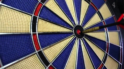Side angle shot of a dart board and a person hitting the bulls eye Vidéo 67959278