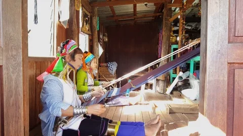 Side angle shot of Kayan long neck women weave scarves, golden rings, Inle Lake Vidéo 79832780