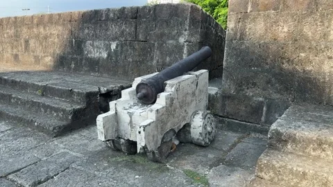 Side angle view of a historic spanish cannon on Intramuros walls 4K Vídeos de archivo 337457942