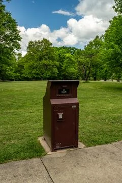 Side Angle View Of Trash Can In A Clean Park Stock-Fotos