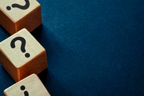 Side border of question marks on wooden cubes Foto stock