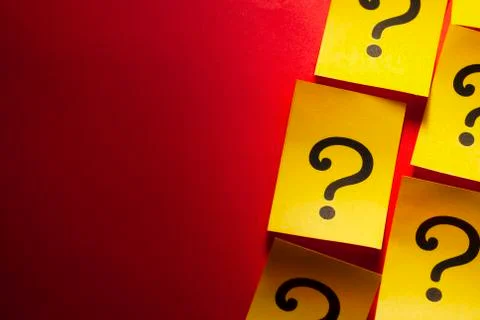 Side border of yellow cards with question marks Foto stock