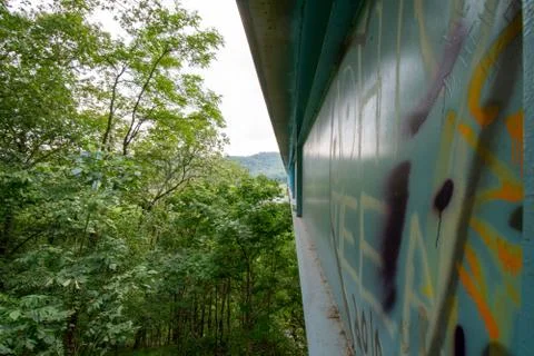 The Side of a Bridge Covered in Graffiti Foto stock
