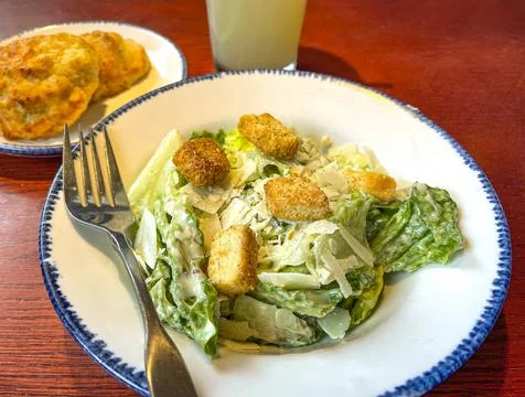 Side Caesar Salad Ice Cold Lemonade at a Sea Food Restaurant Foto stock