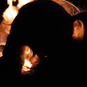 By the side of a campfire Stockfoto's