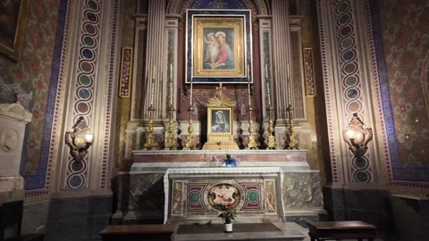Side Chapel Altar 4K Slow Motion, Detailed Marble and Gold Ornaments Stockbeeldmateriaal 327482666