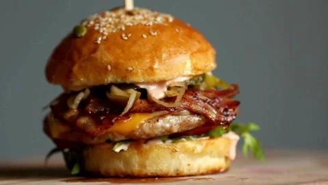 Side Close Up Of A Burger Rotating tomato, close-up view lettuce and mayonnaise Video stock 336579277